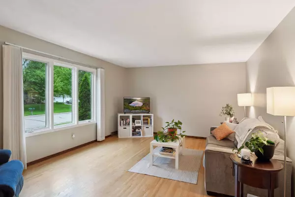 9817 York Curve S, Bloomington, MN 55431