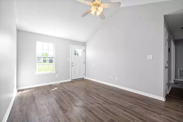 704 Carbondale Dr, Oak Grove, KY 42262