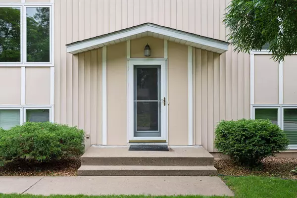 9817 York Curve S, Bloomington, MN 55431