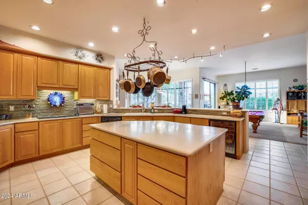 8300 E DIXILETA Drive #253, Scottsdale, AZ 85266