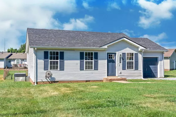 704 Carbondale Dr, Oak Grove, KY 42262