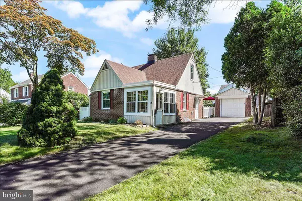 8 WOODSWAY RD, Wilmington, DE 19809