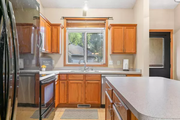 17325 Sunray CIR SW, Prior Lake, MN 55372