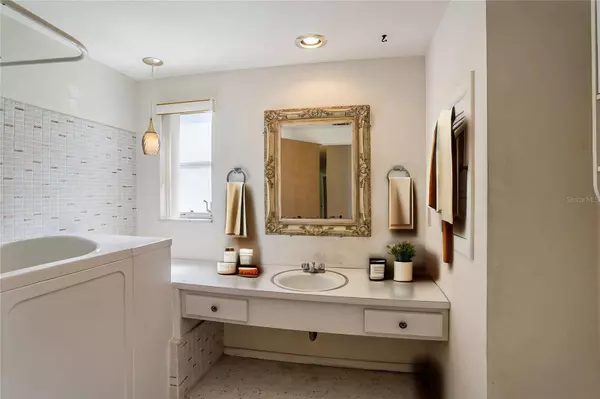 2908 WOODS END CT, Tampa, FL 33618