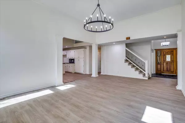 1509 N Woodridge Dr, Wichita, KS 67206