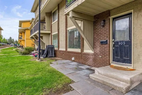 2200 Woodview DR SW #905, Calgary, AB T2W 3N6