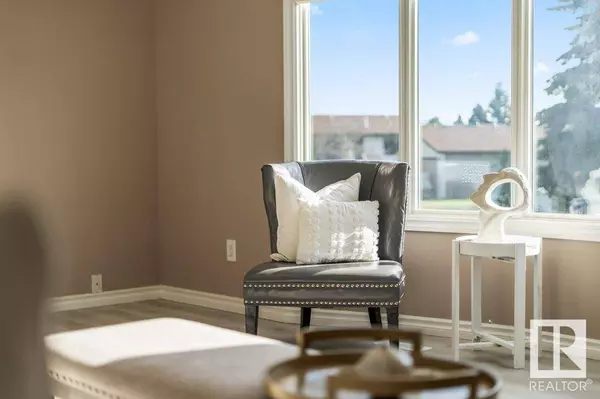 2527 38A ST NW, Edmonton, AB T6L 4L6