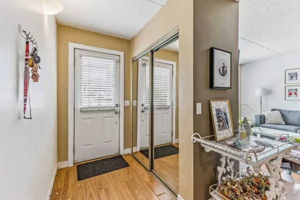 2200 Woodview DR SW #905, Calgary, AB T2W 3N6