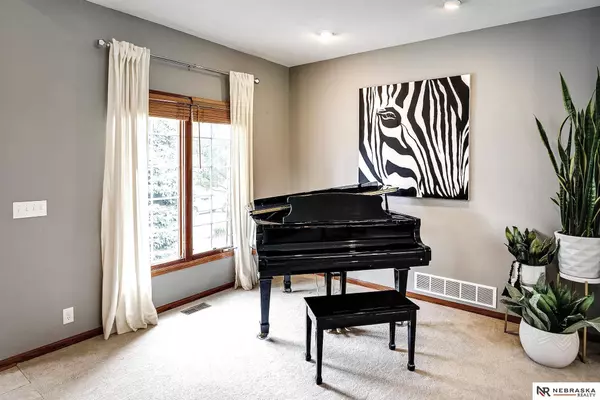 4014 N 152 Avenue, Omaha, NE 68116