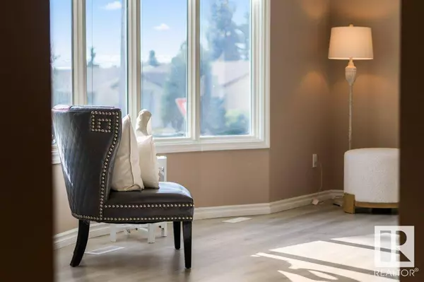 2527 38A ST NW, Edmonton, AB T6L 4L6