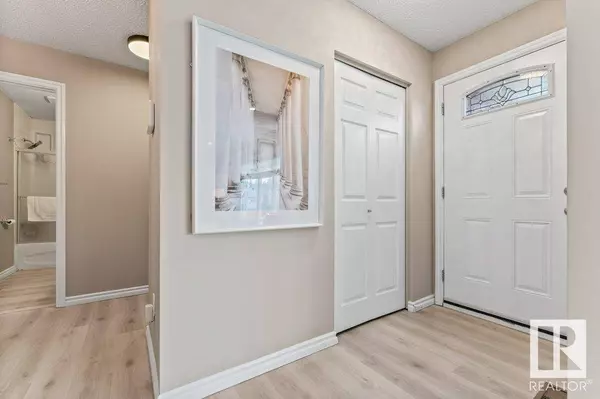 2527 38A ST NW, Edmonton, AB T6L 4L6