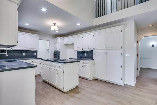 1509 N Woodridge Dr, Wichita, KS 67206