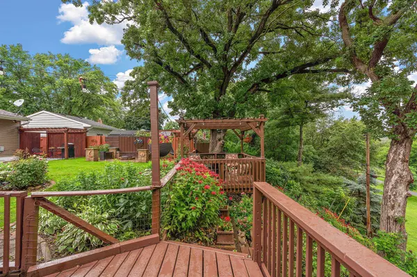 249 Sherrie LN, Woodbury, MN 55125