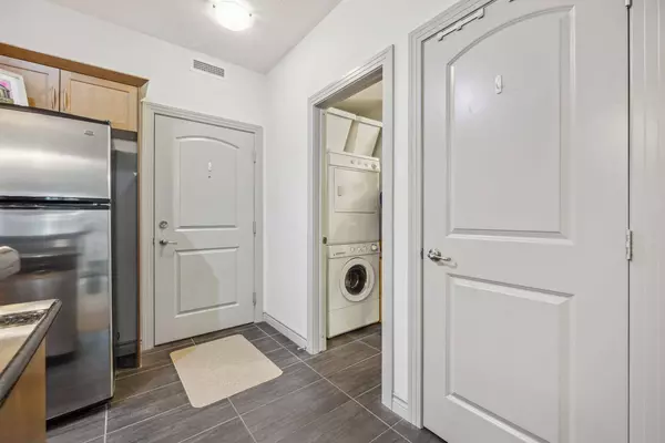 70 Royal Oak PLZ NW #206, Calgary, AB T3G 0C6