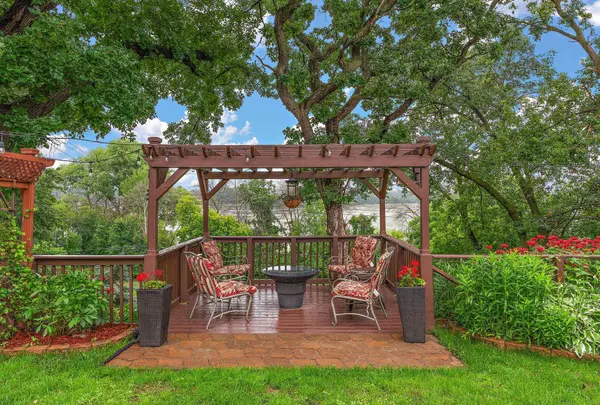 249 Sherrie LN, Woodbury, MN 55125