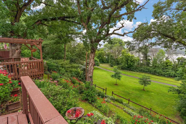 249 Sherrie LN, Woodbury, MN 55125