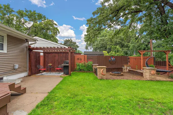 249 Sherrie LN, Woodbury, MN 55125