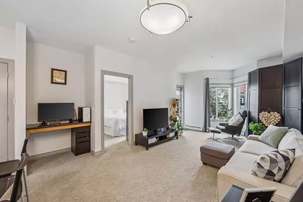 70 Royal Oak PLZ NW #206, Calgary, AB T3G 0C6