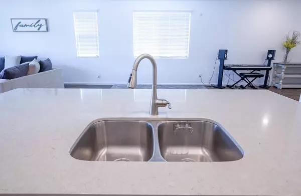 9414 W MINNEZONA Avenue, Phoenix, AZ 85037