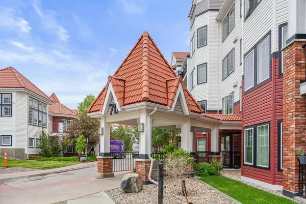 70 Royal Oak PLZ NW #206, Calgary, AB T3G 0C6