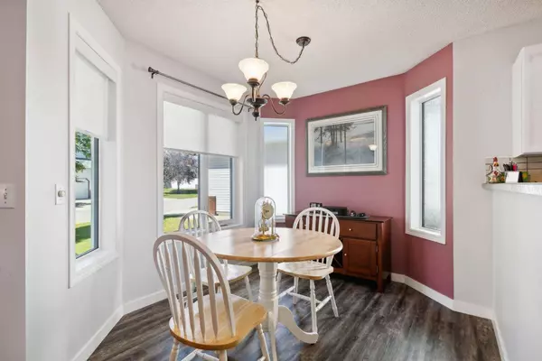 44 Scenic GDNS NW, Calgary, AB T3L1Y6