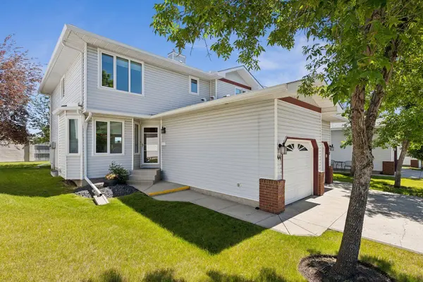 44 Scenic GDNS NW, Calgary, AB T3L1Y6