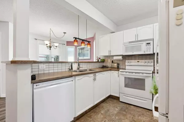 44 Scenic GDNS NW, Calgary, AB T3L1Y6