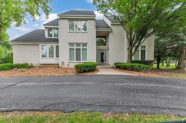 6297 NICHOLAS Drive, West Bloomfield, MI 48322