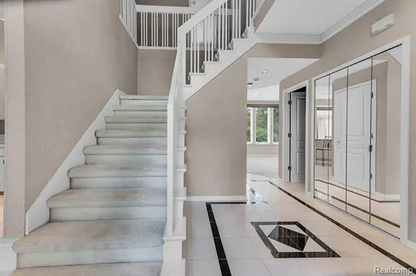 6297 NICHOLAS Drive, West Bloomfield, MI 48322