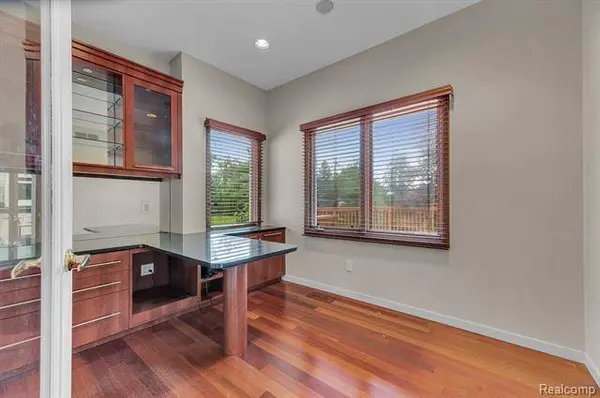 6297 NICHOLAS Drive, West Bloomfield, MI 48322