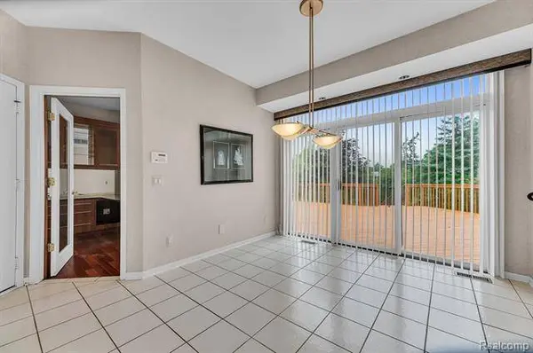 6297 NICHOLAS Drive, West Bloomfield, MI 48322