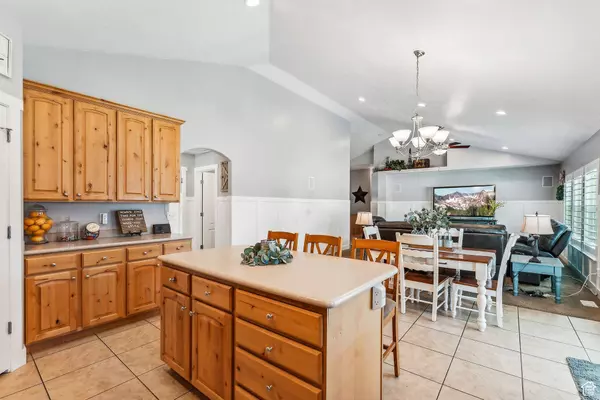 1938 W JACKSON S, Kaysville, UT 84037