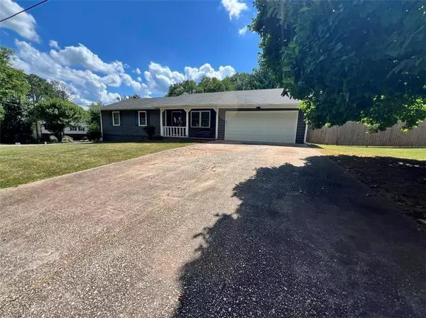 2795 Frank LN, Douglasville, GA 30135