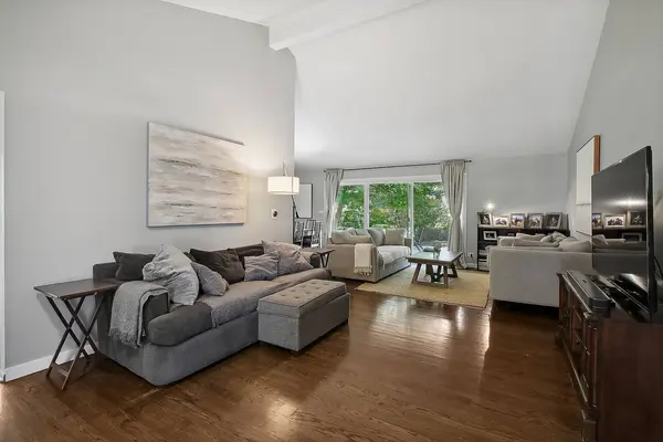 2901 Lilac LN, Northbrook, IL 60062