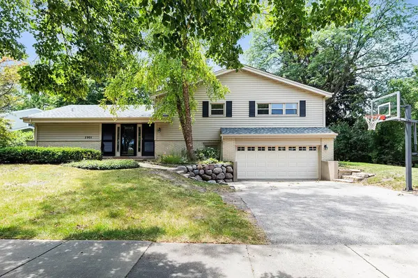 2901 Lilac LN, Northbrook, IL 60062