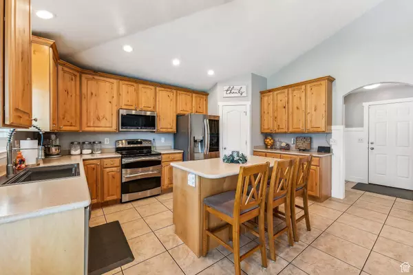 1938 W JACKSON S, Kaysville, UT 84037