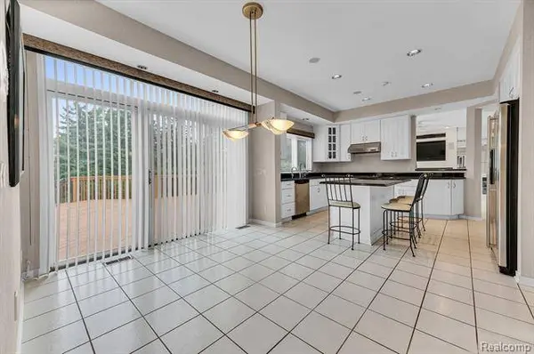 6297 NICHOLAS Drive, West Bloomfield, MI 48322