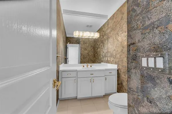 6297 NICHOLAS Drive, West Bloomfield, MI 48322