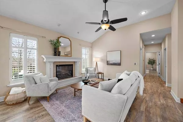 11917 S Eagle Crest DR, Lee's Summit, MO 64086