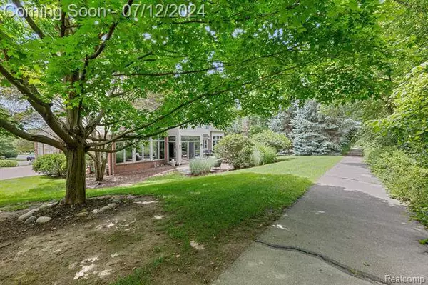 1999 BARRINGTON, Rochester Hills, MI 48306