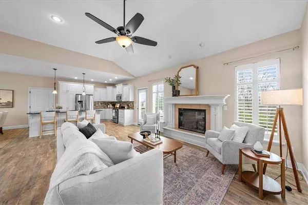 11917 S Eagle Crest DR, Lee's Summit, MO 64086