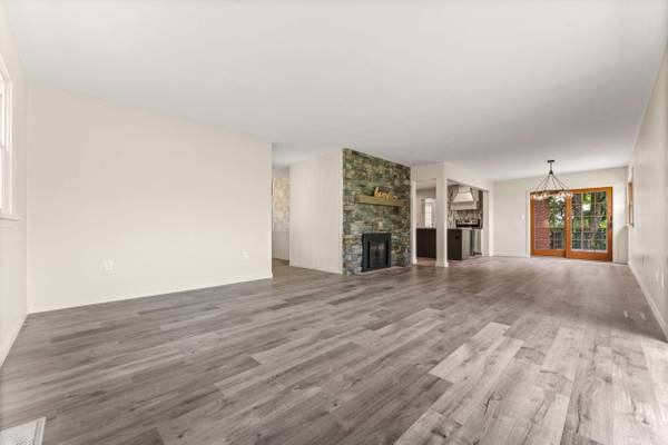 312 E Maitland Ln, New Castle, PA 16105-1310