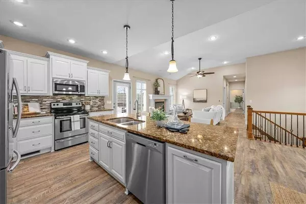 11917 S Eagle Crest DR, Lee's Summit, MO 64086