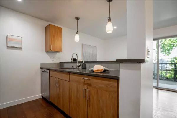 15152 NE 82nd ST #104, Redmond, WA 98052