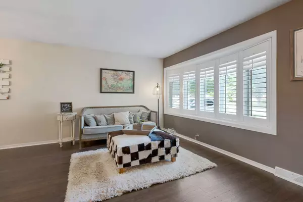 430 S Park ST, Roselle, IL 60172