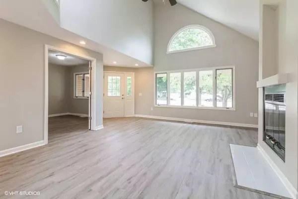 909 Shady CT, Aurora, IL 60506