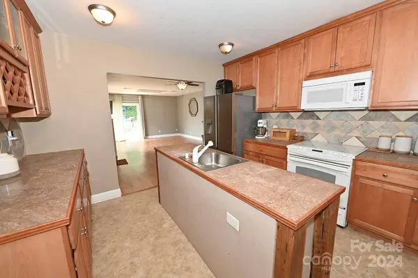 1241 11th ST NW, Hickory, NC 28601