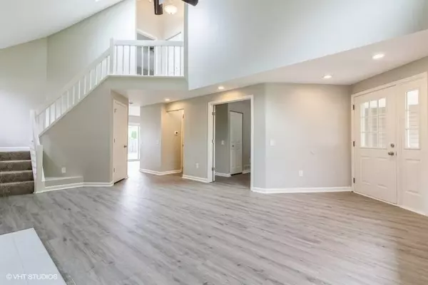 909 Shady CT, Aurora, IL 60506