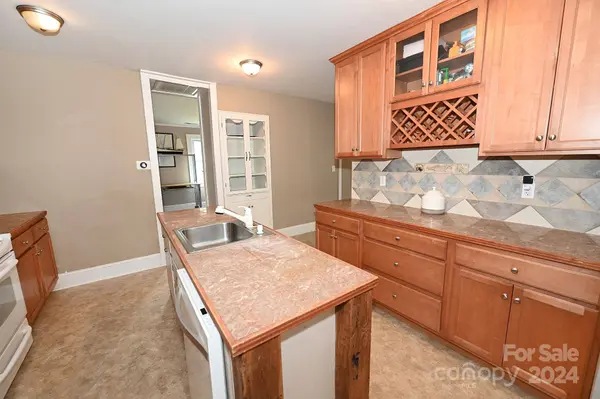 1241 11th ST NW, Hickory, NC 28601