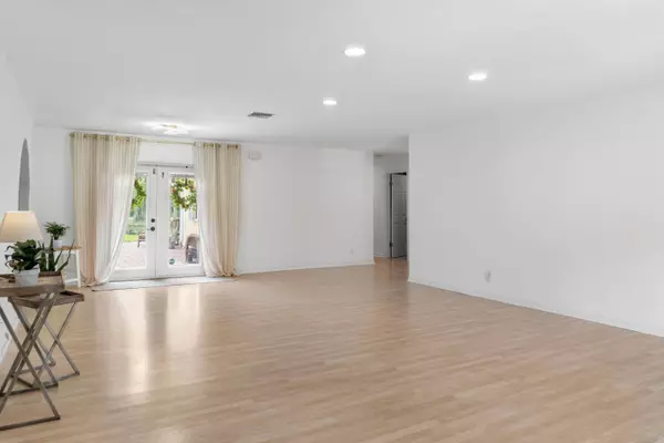 8225 90th AVE, Vero Beach, FL 32967